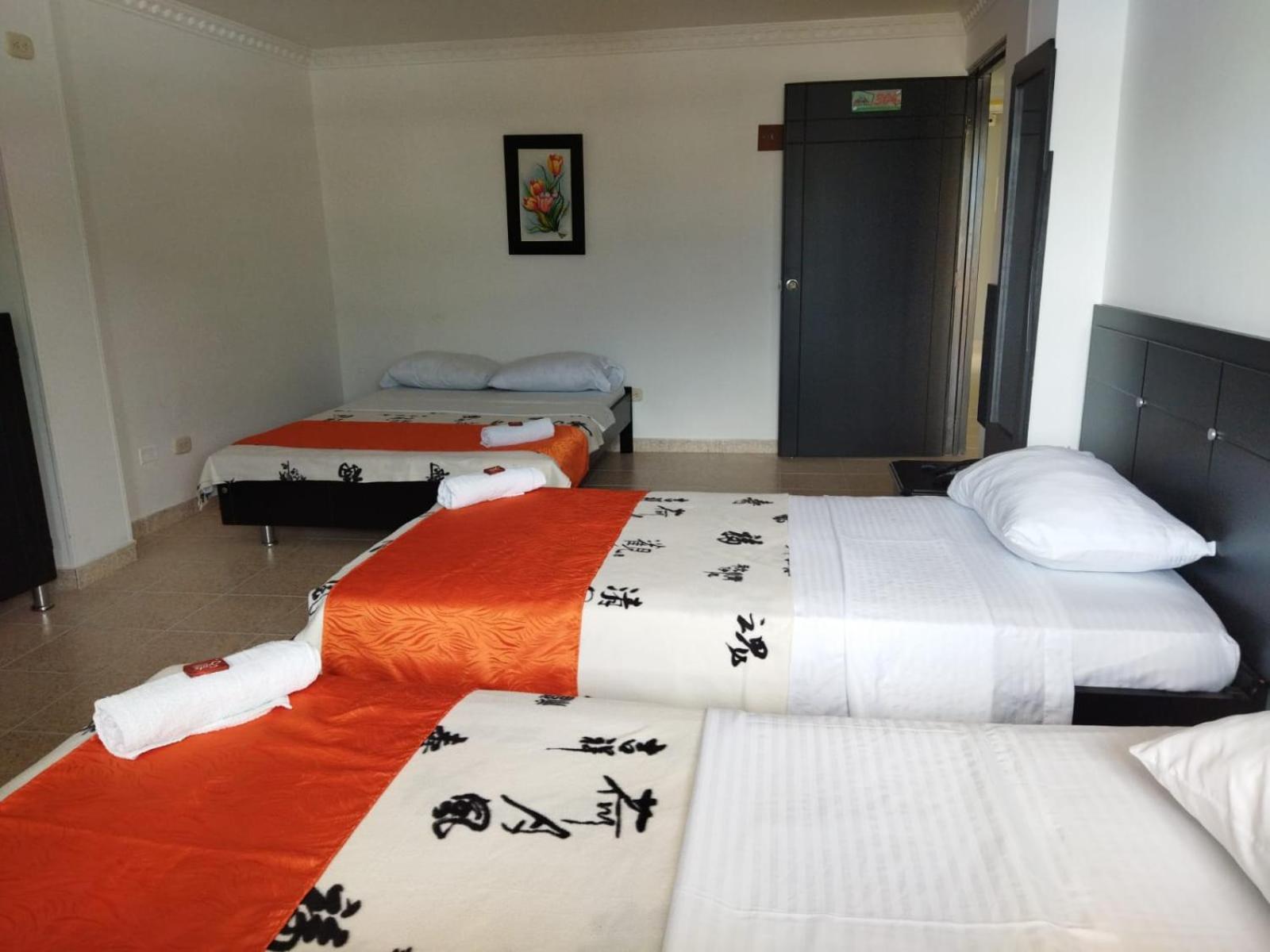 El Portal De Valencia Hotel La Plata Bagian luar foto